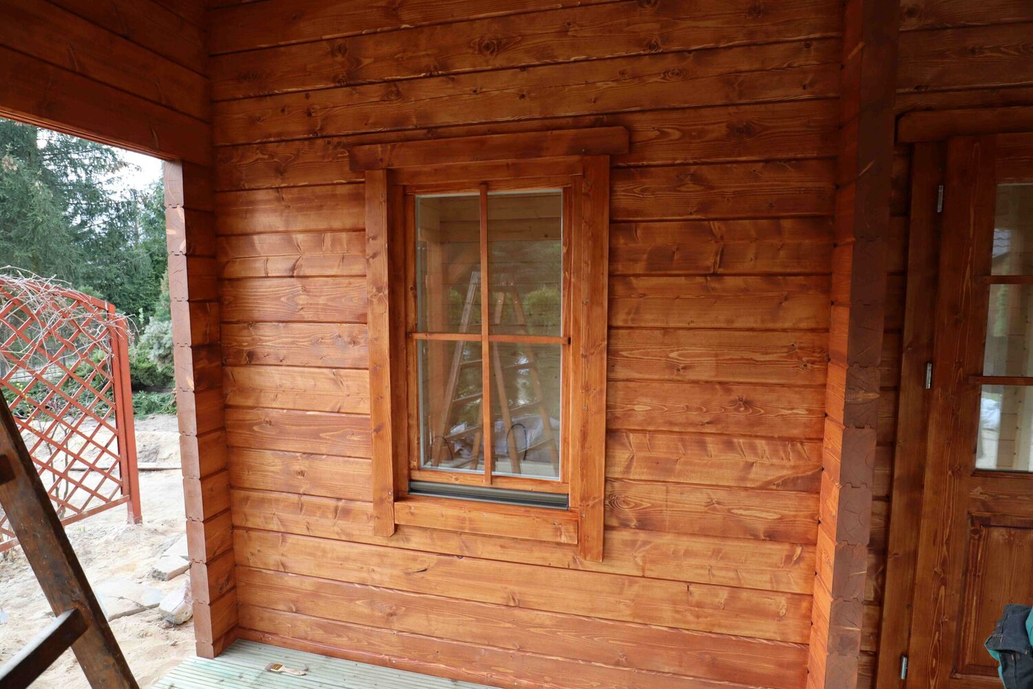 Drewniany domek z oknem.