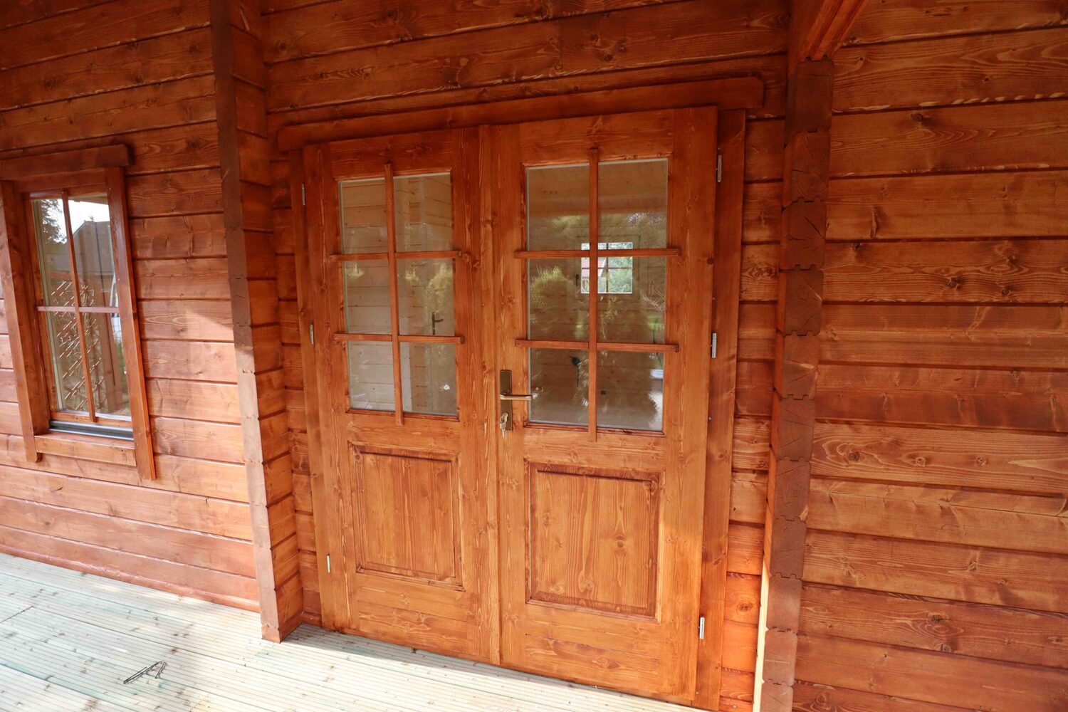 Drewniane drzwi i okna.