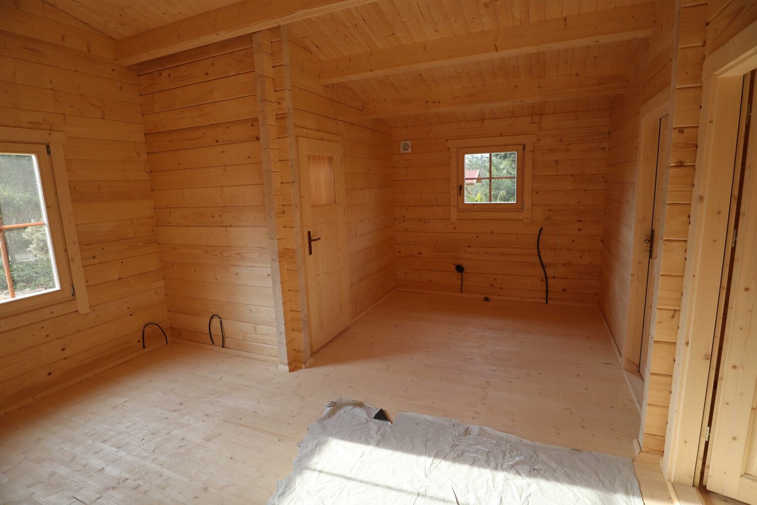 Drewniana, przestronna przestrzeń.