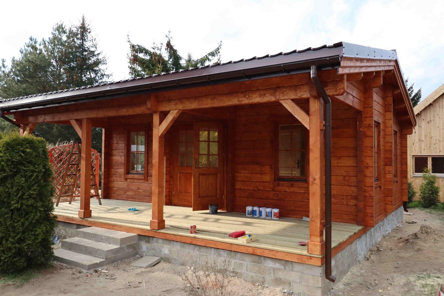 Drewniany dom na wsi z gankiem.