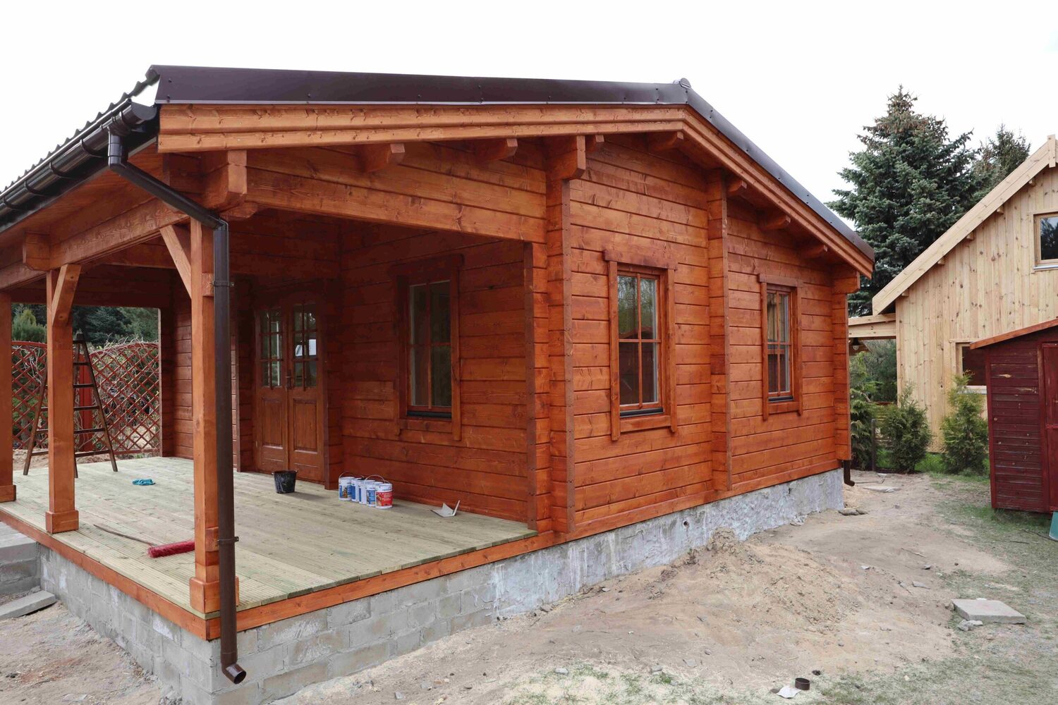 Drewniany dom, zadaszony taras.