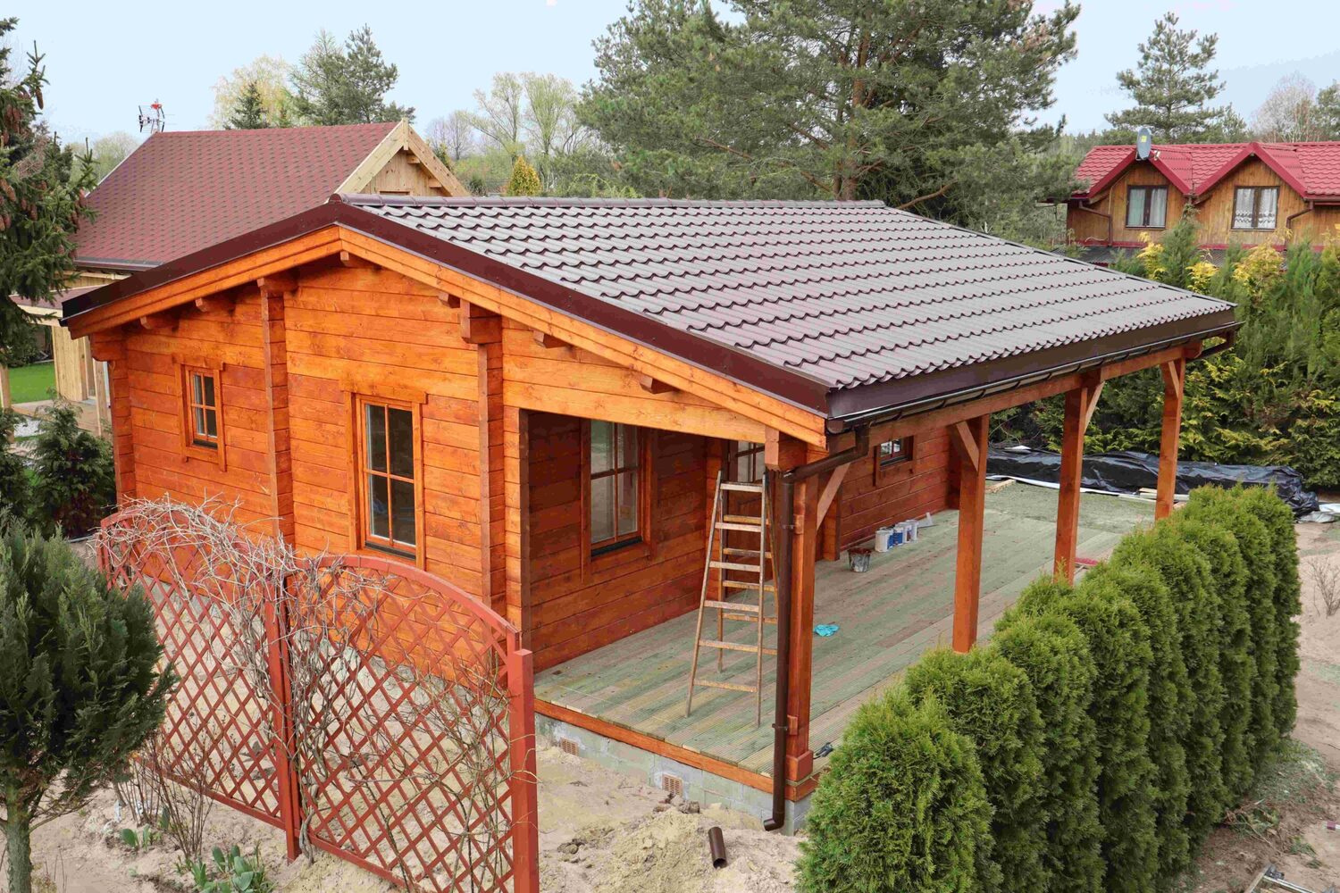 Drewniana chata z czerwonym dachem.