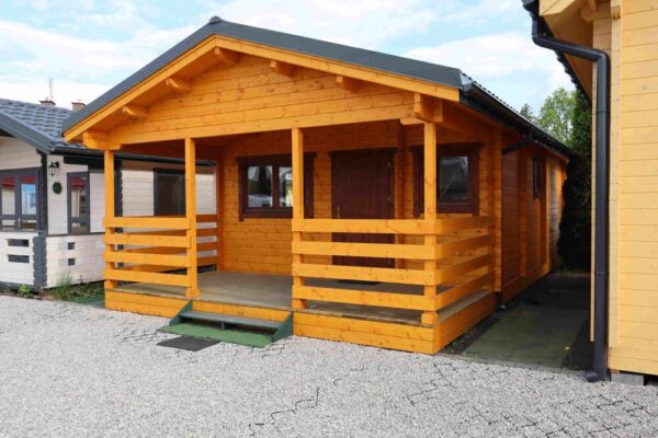 Drewniany domek z werandą.