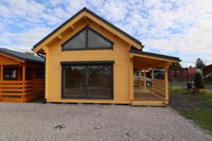 Drewniany dom z tarasem.