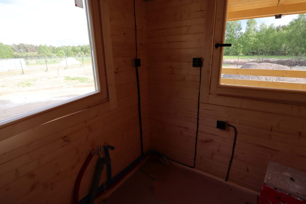 Drewniane wnętrze z widokiem na las.