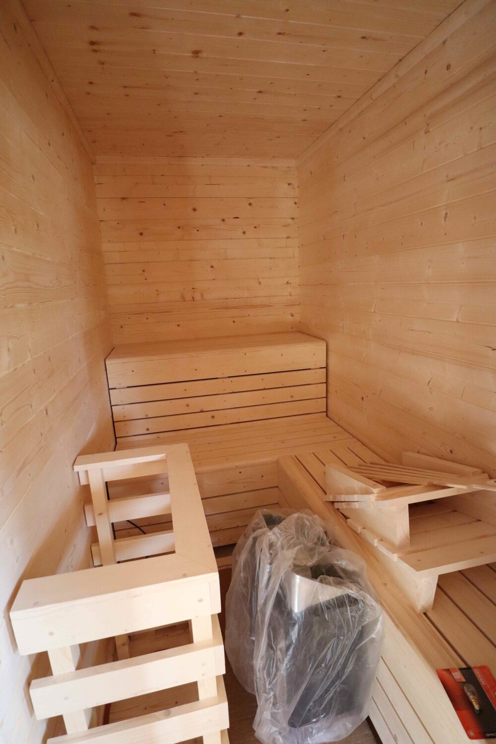 Drewniane wnętrze, meble, worki.