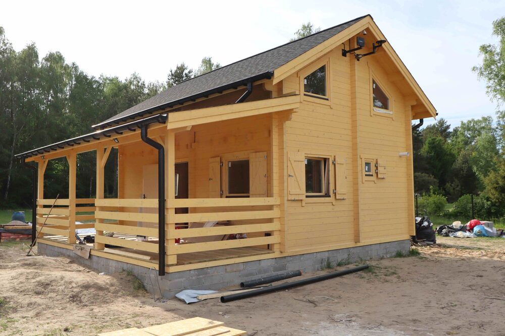 Drewniany dom z werandą.