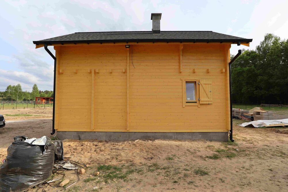 Drewniany dom z małym oknem.