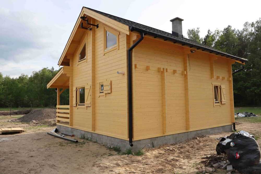 Drewniany dom na wsi.