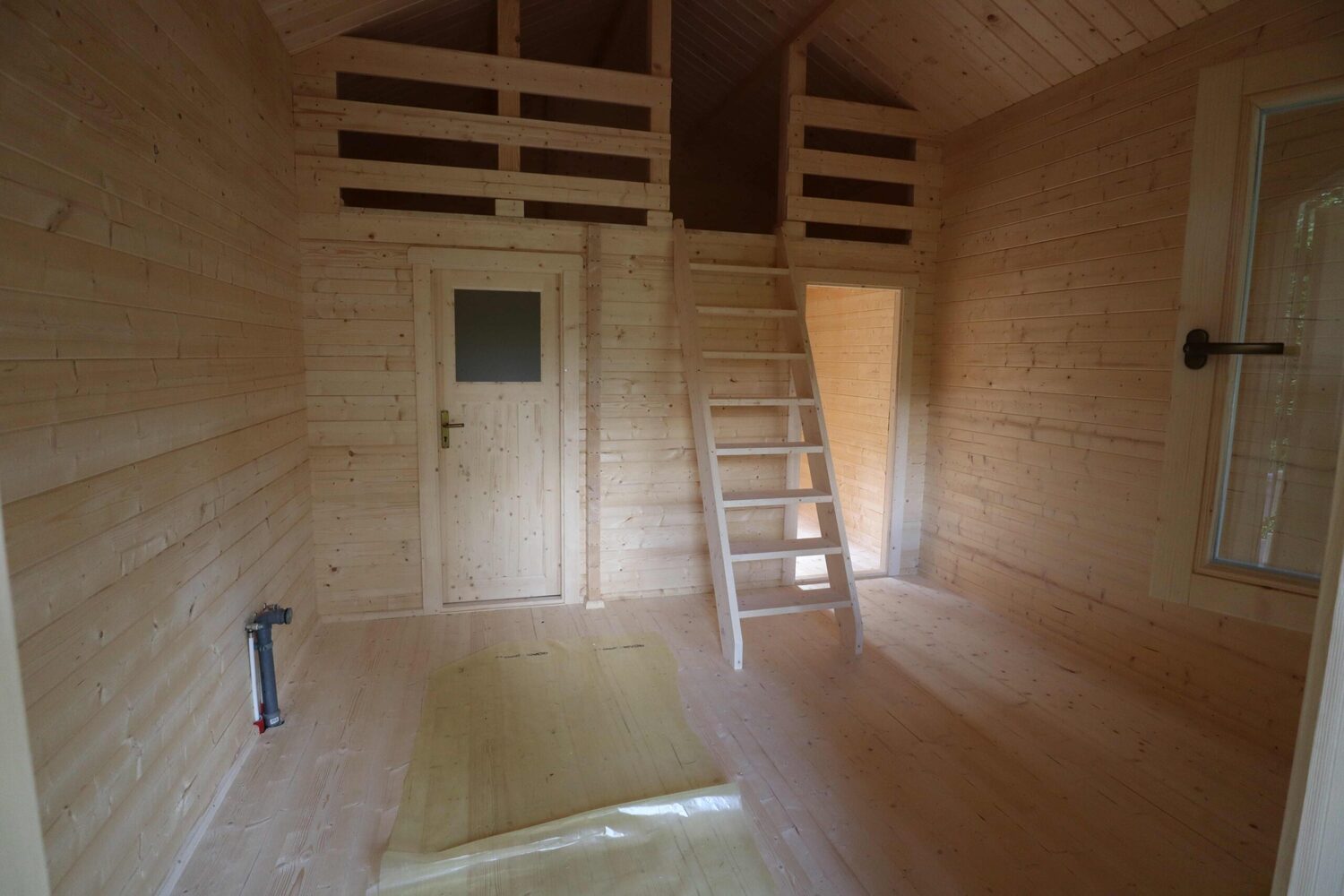 Drewniana konstrukcja, drabina, okno.