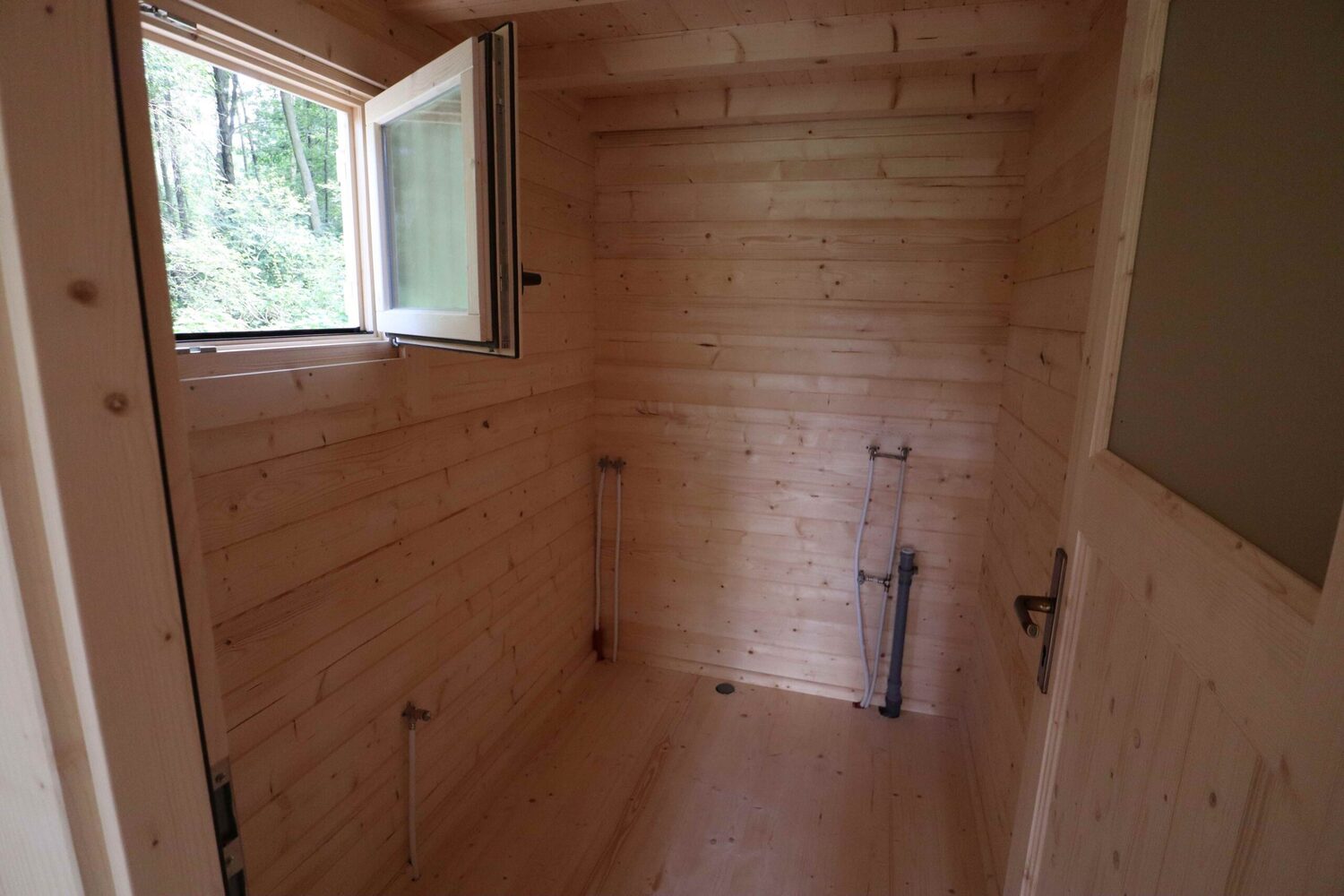 Drewniane wnętrze, okno.