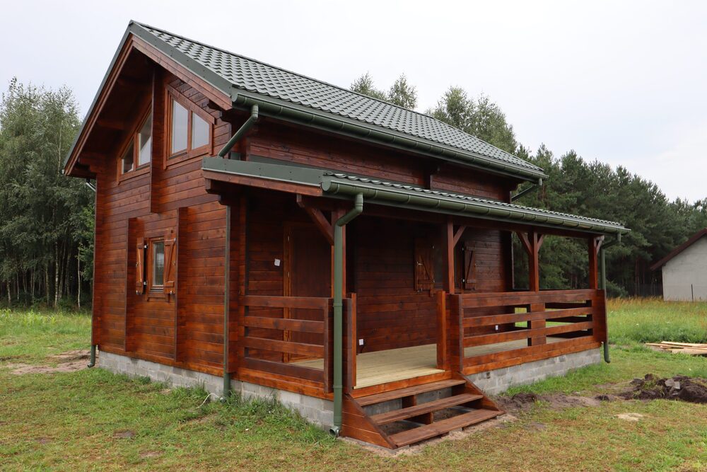 Drewniana chata na wsi.