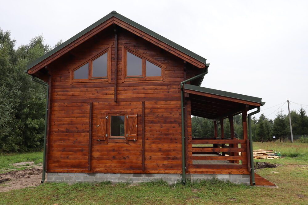 Drewniany dom w lesie.