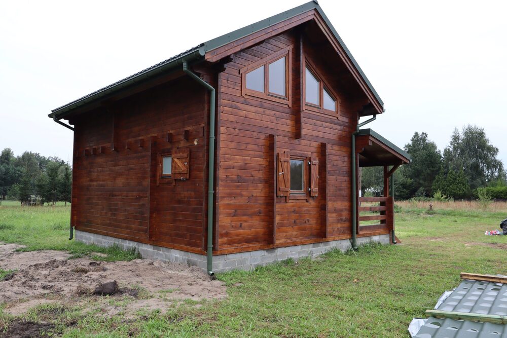 Drewniany dom z dużymi oknami.