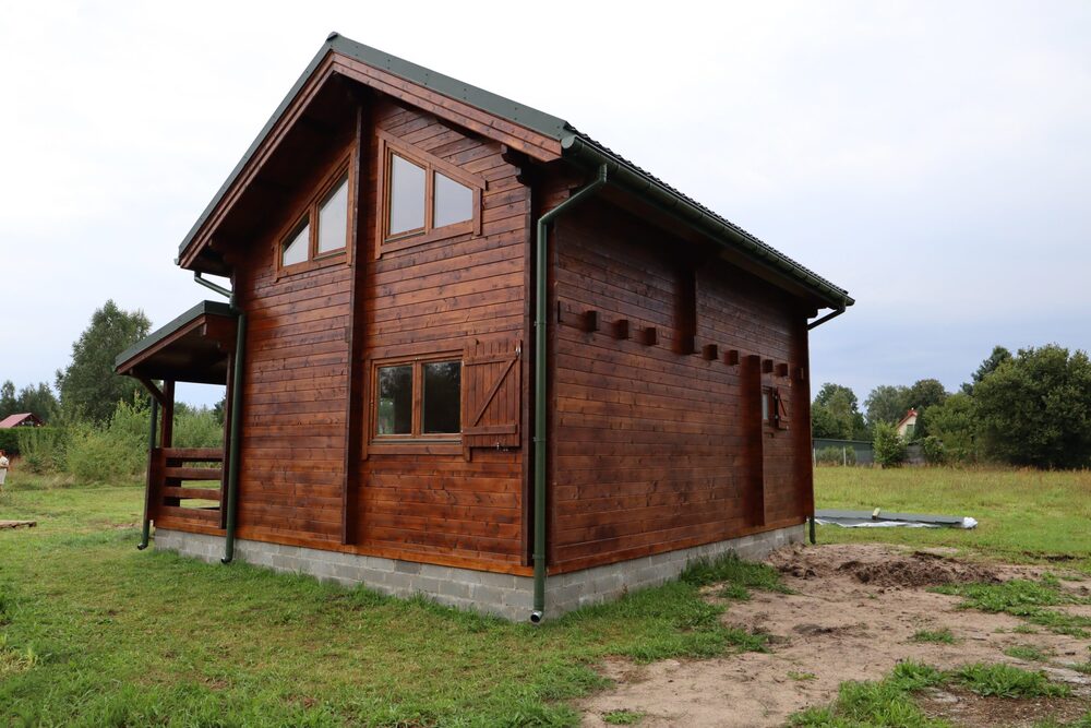 Drewniany dom na wsi.