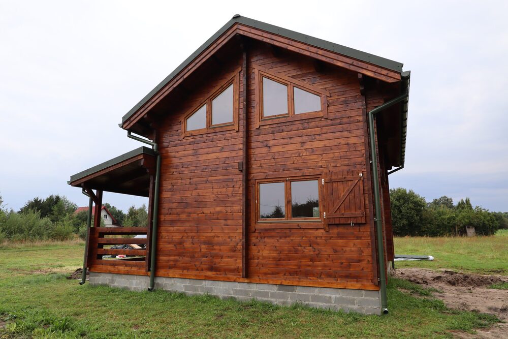 Drewniany dom o dużych oknach.