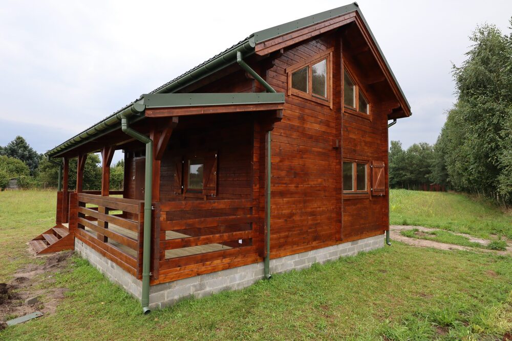 Drewniany dom na wsi.