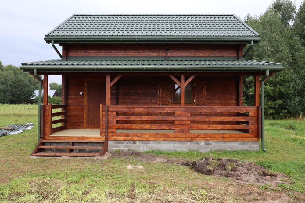 Drewniany budynek z daszkiem.