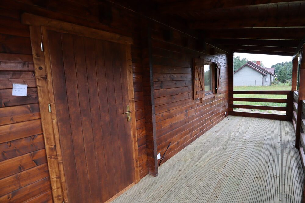 Drewniany, zadaszony taras.