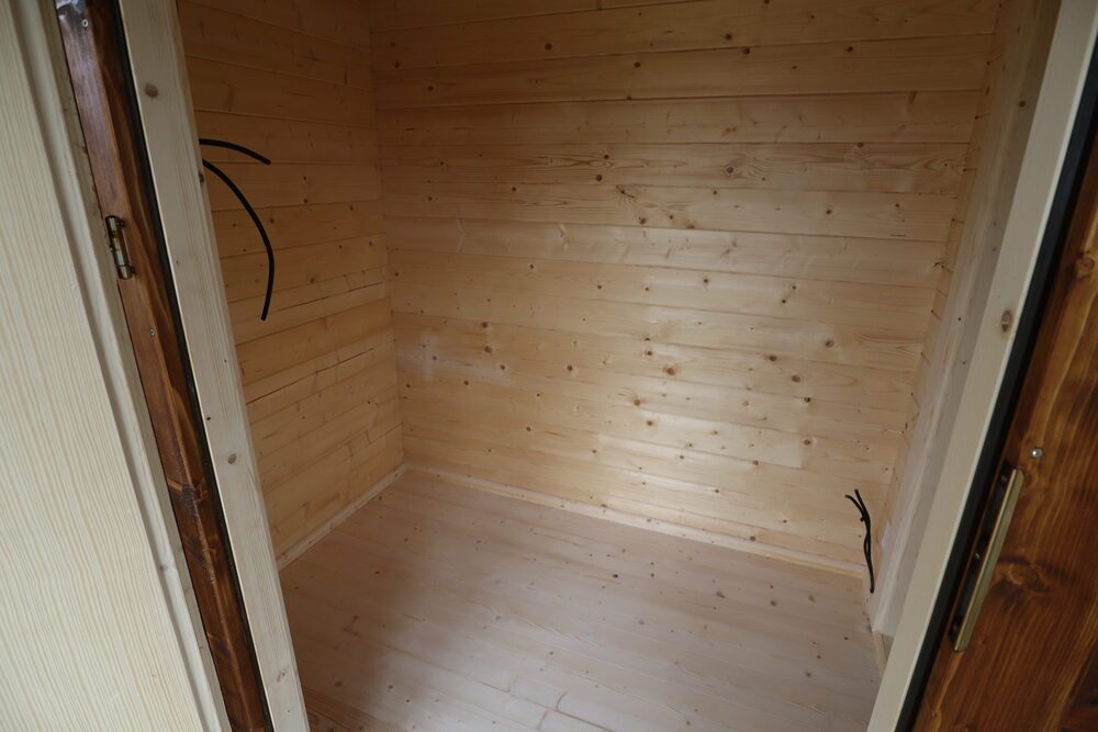 Drewniane wnętrze kabiny.