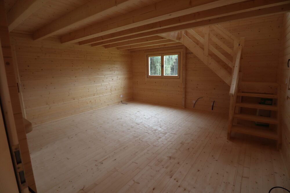 Drewniane wnętrze z widokiem.