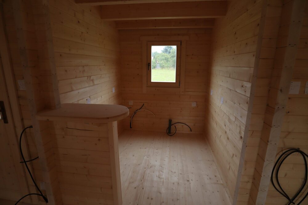 Wnętrze drewnianej budowli.