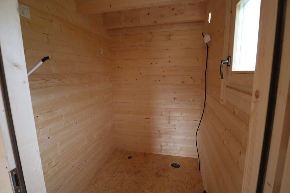 Drewniany pokój, sufit, podłoga, ściana.