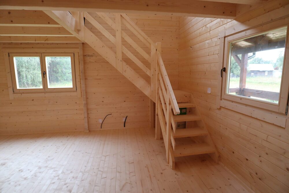 Drewniany dom z schodami.