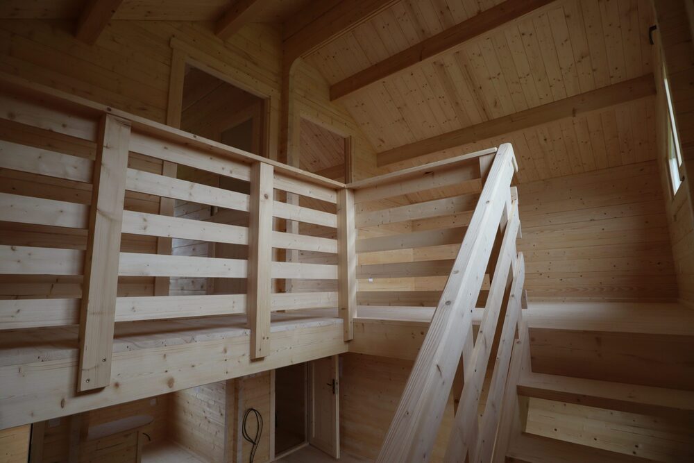 Drewniane półki i schody.