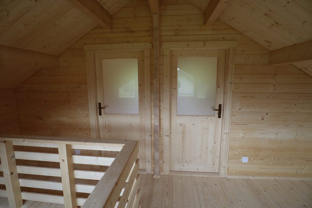 Drewniane wnętrze domku.