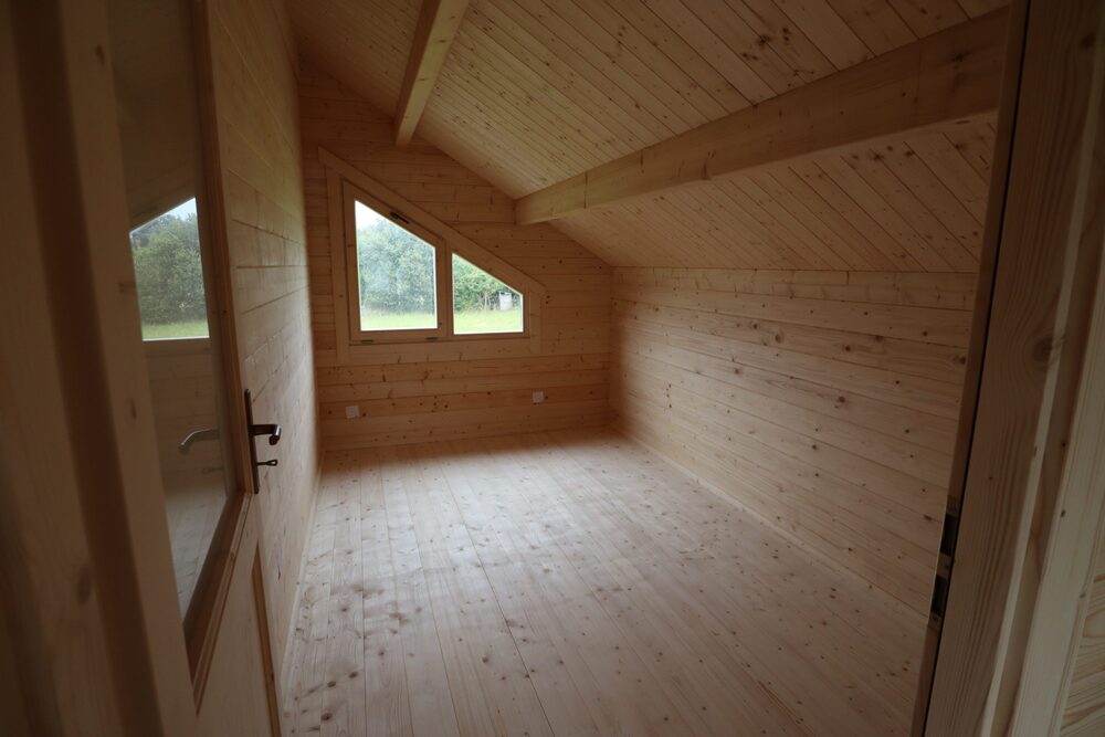 Drewniane wnętrze domu.