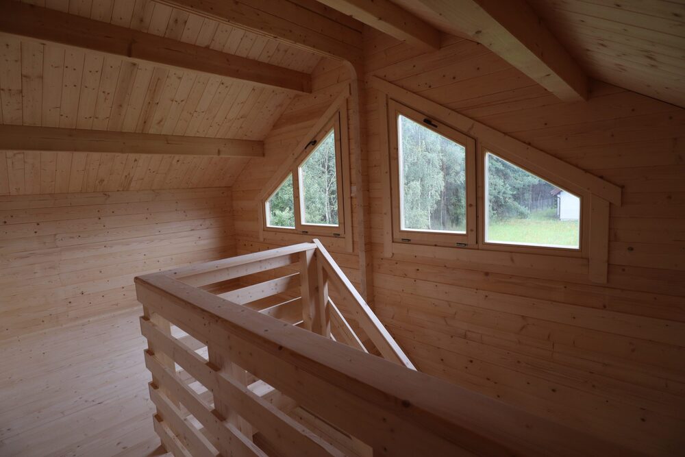 Drewniana konstrukcja z oknem.