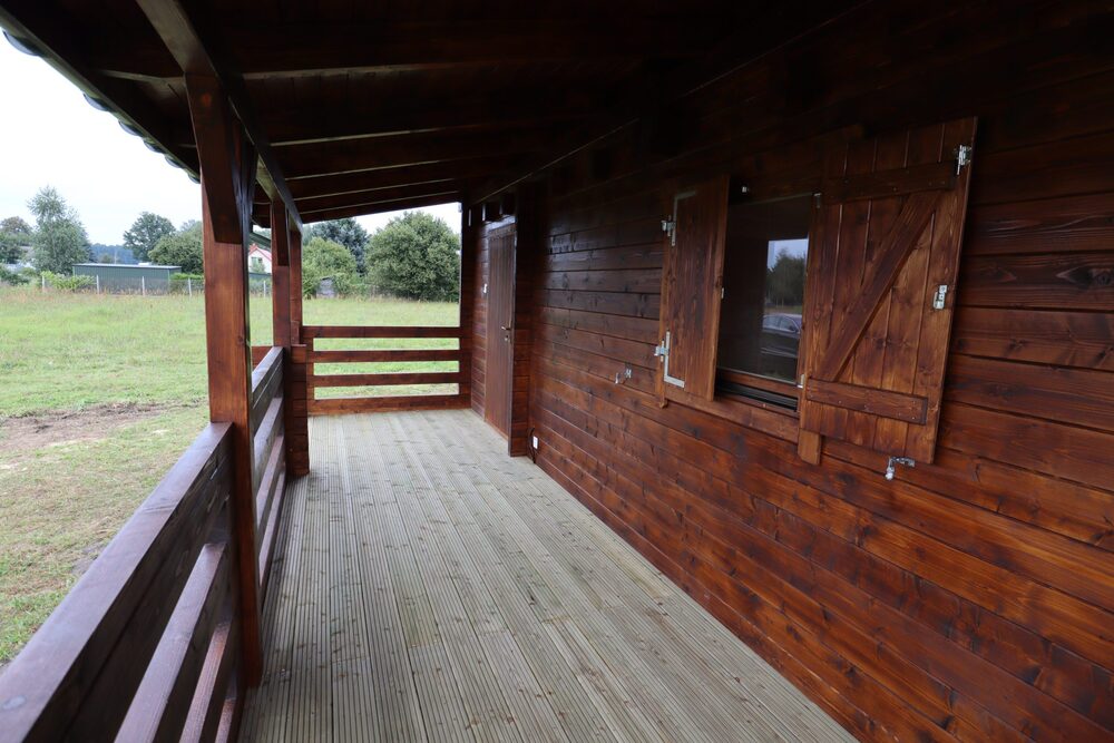 Drewniany, zadaszony taras.