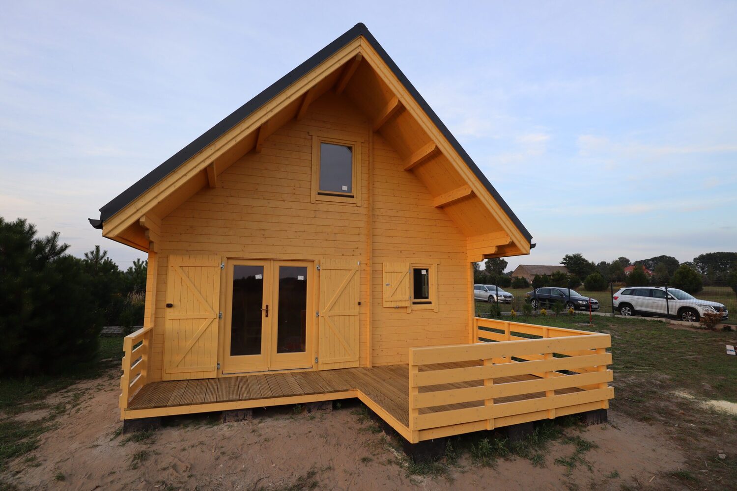 Drewniany domek z tarasem.