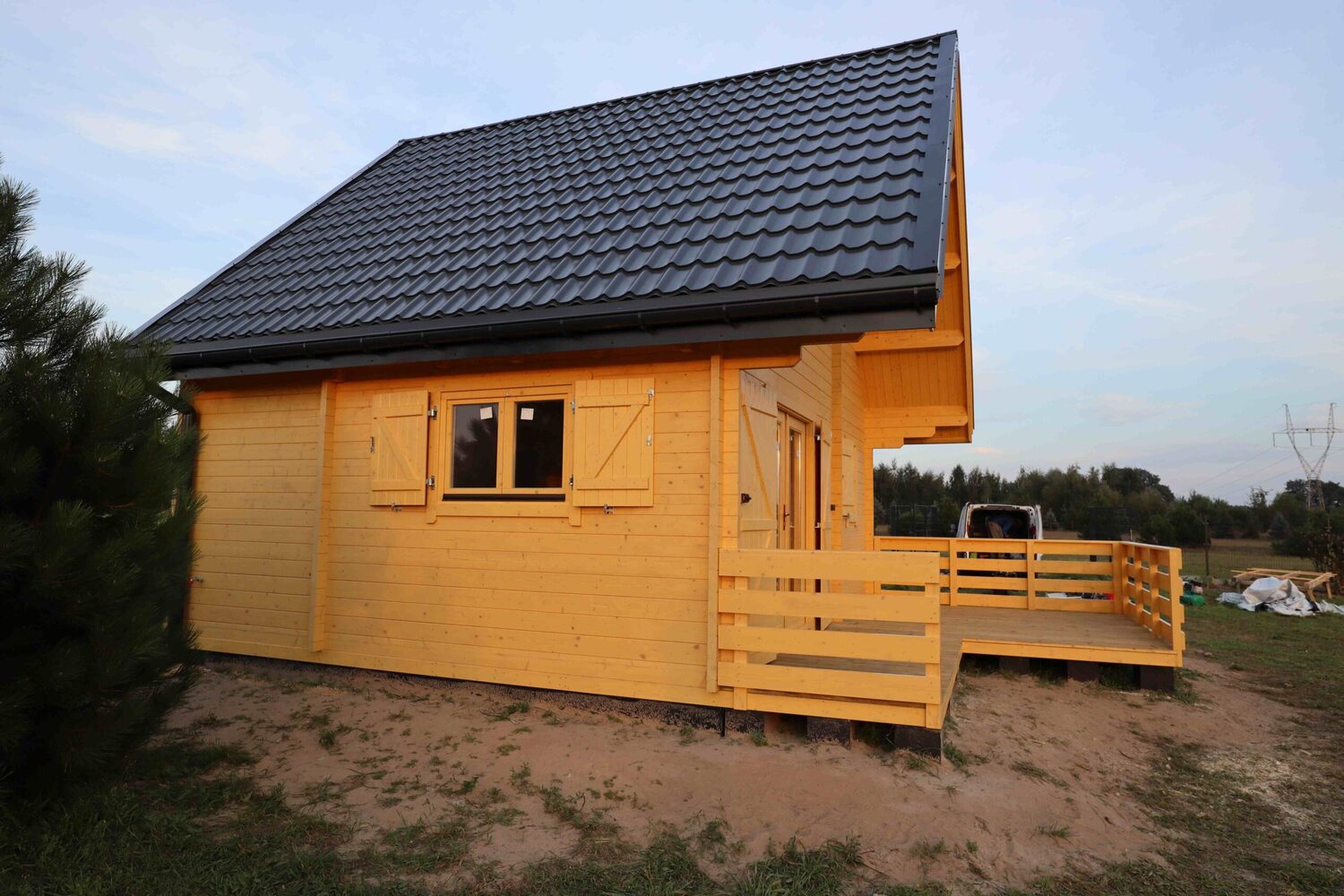 Drewniany dom z czarnym dachem.