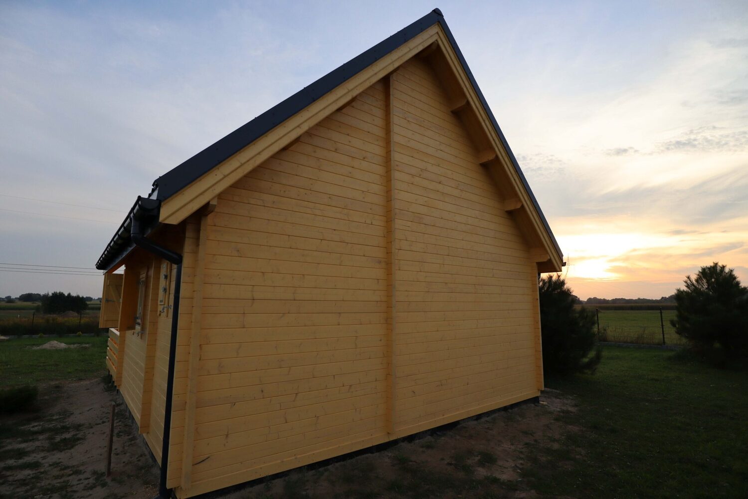 Drewniany domek ze skośnym dachem.