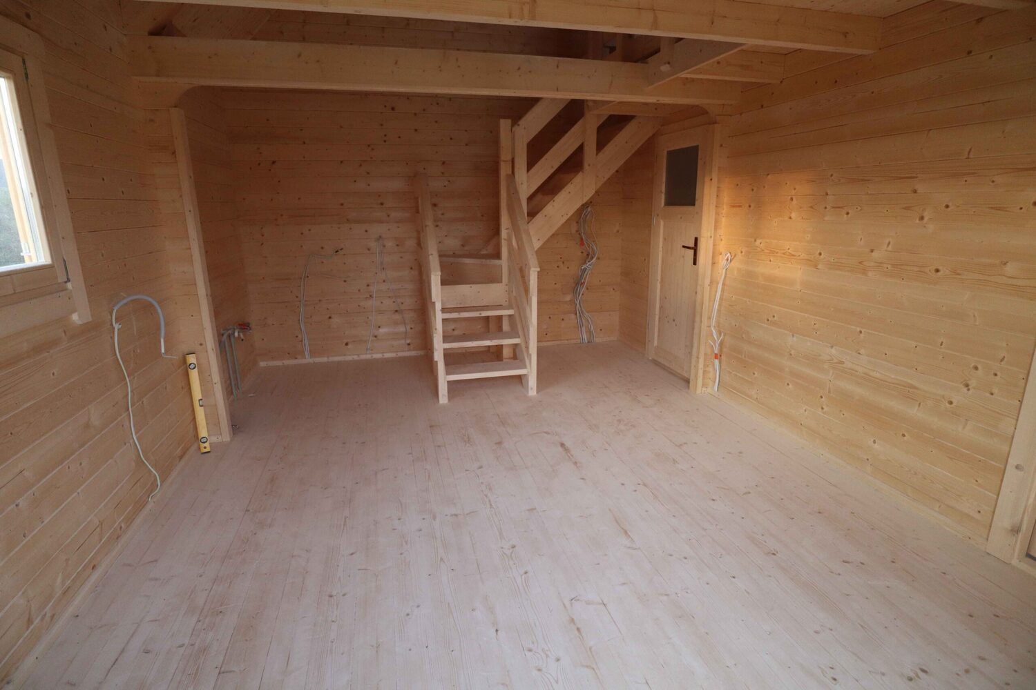 Drewniane wnętrze domu.