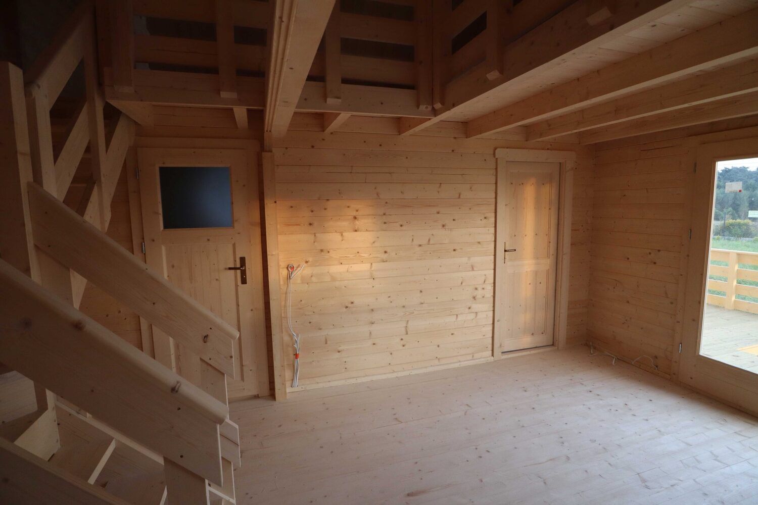 Drewniane wnętrze budynku.