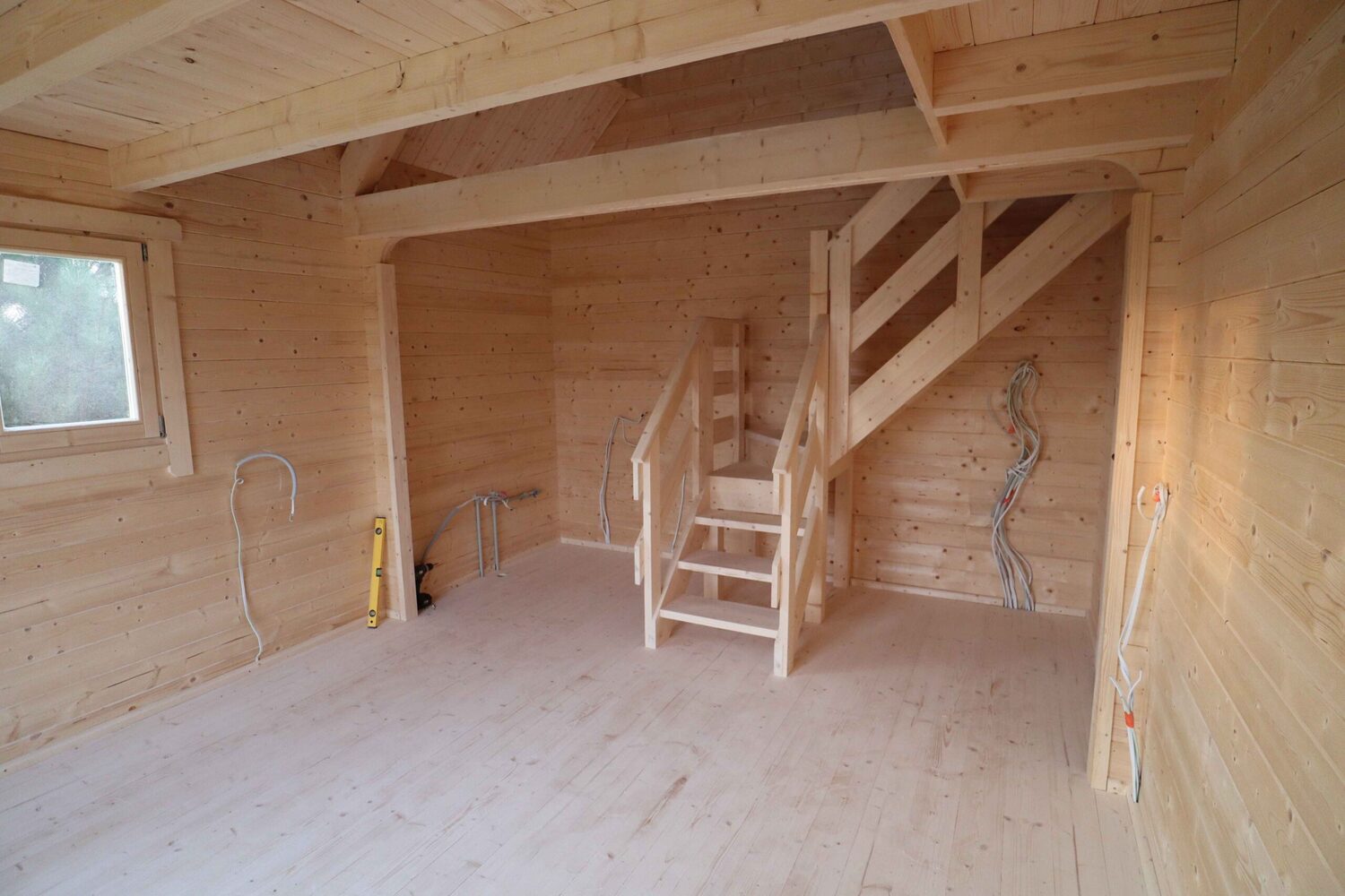 Drewniany budynek w trakcie budowy.