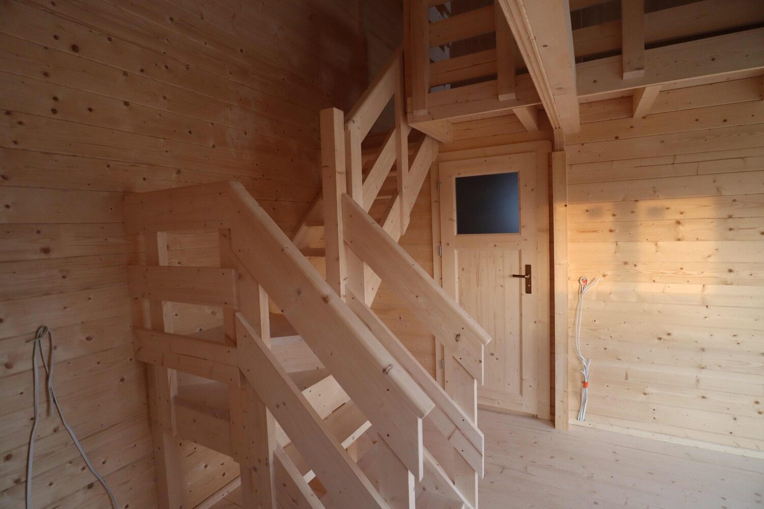 Drewniane wnętrze domu.