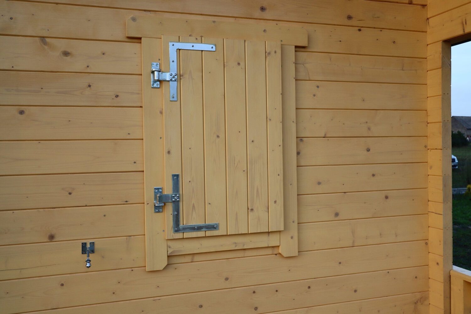 Drewniane ściany, drzwi.