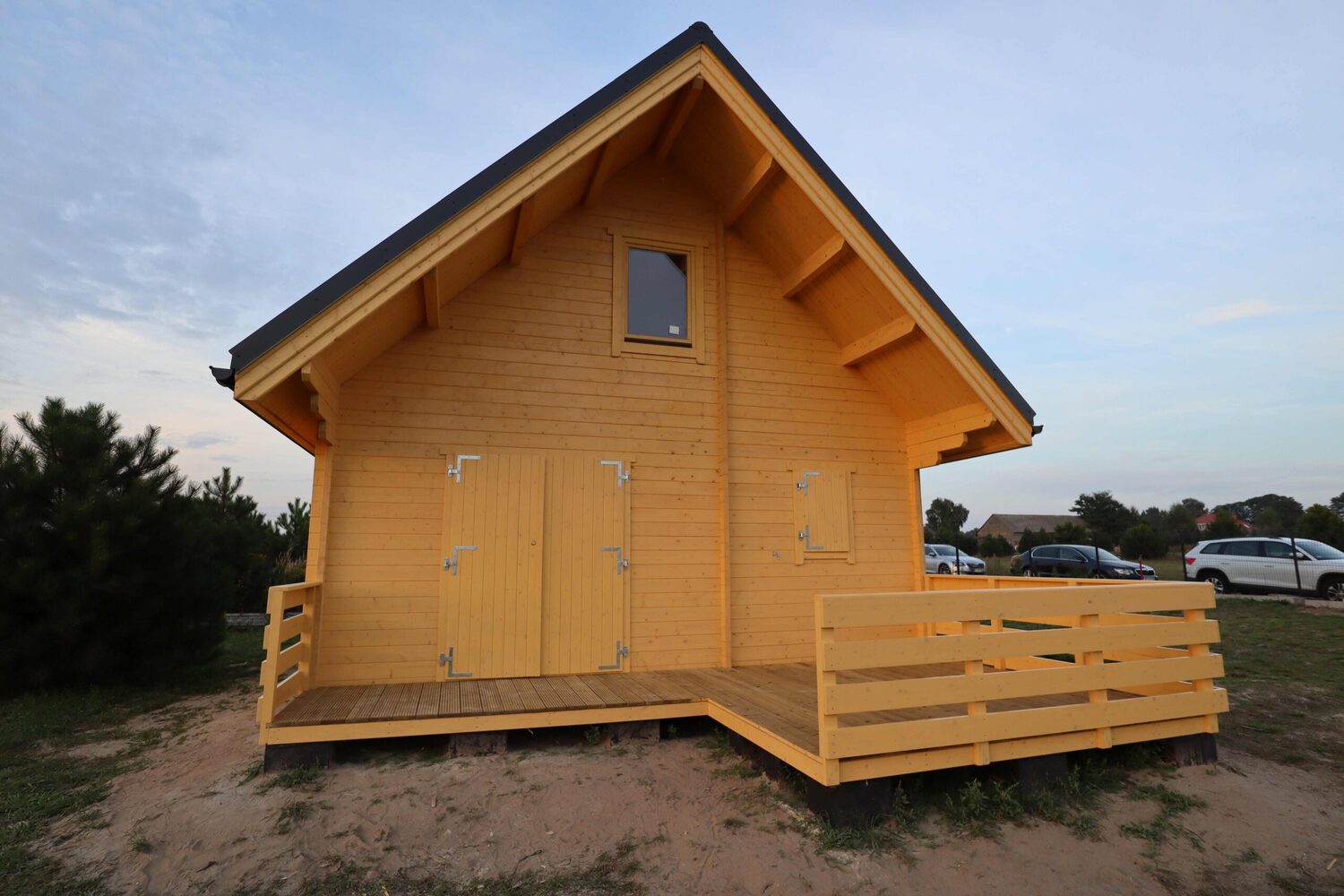 Drewniany domek z werandą.