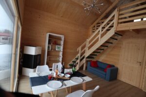 Drewniany domek, meble, sprzęty.