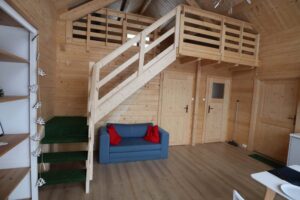 Drewniana chatka z piętrem.