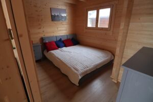 Drewniana sypialnia.