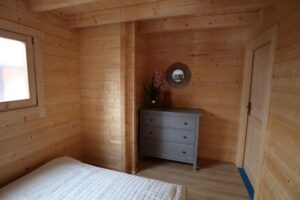 Drewniane wnętrze z drzewkiem, meblami.