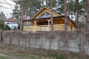 Domek letniskowy w lesie.