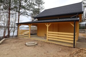 Drewniany pawilon nad jeziorem.