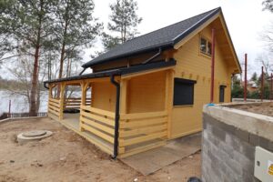 Drewniany domek z gankiem.