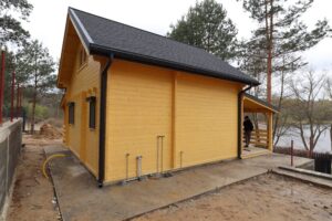 Drewniany dom letniskowy w lesie.